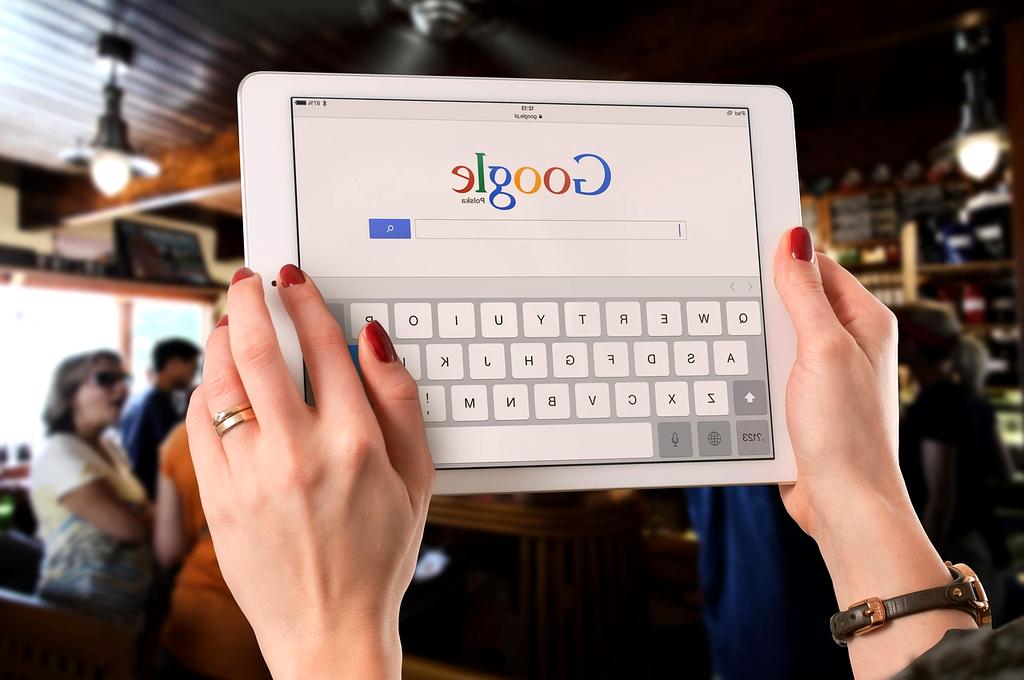 Holographic user interface with floating data elements